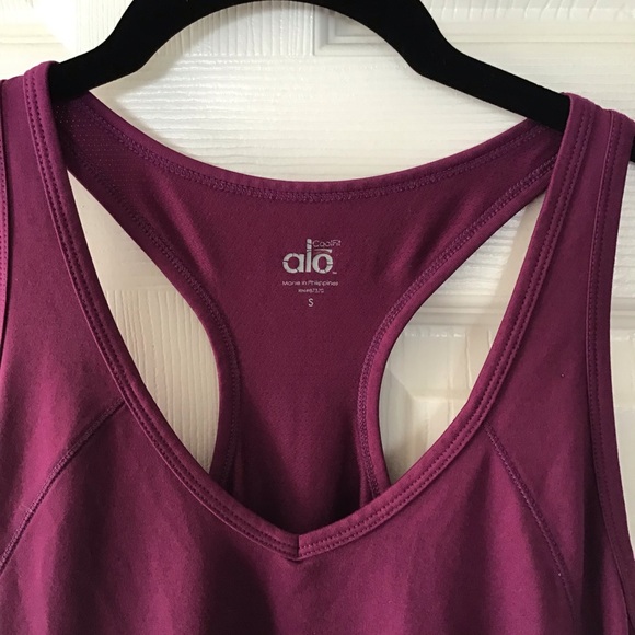 ALO coolfit yoga v-neck fitted tank in plum - Picture 2 of 7
